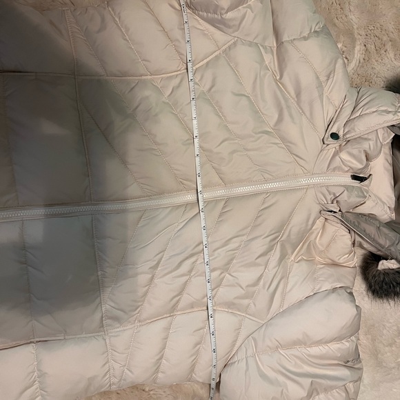 Cream colored Columbia puffer with fur hood also has removable hood - Picture 9 of 10